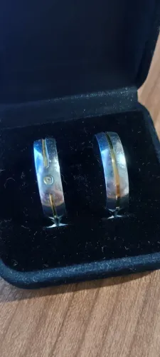 Par de Aliança em Aço com fio de ouro 18k