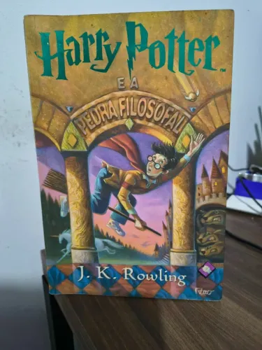Livro Harry Potter e a Pedra Filosofal - J.K. Rowling - ano 2000