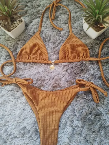 Roupa de praia e moda íntima.