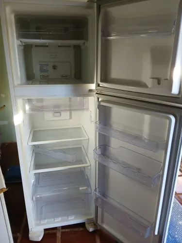 Geladeira frost free com defeito 