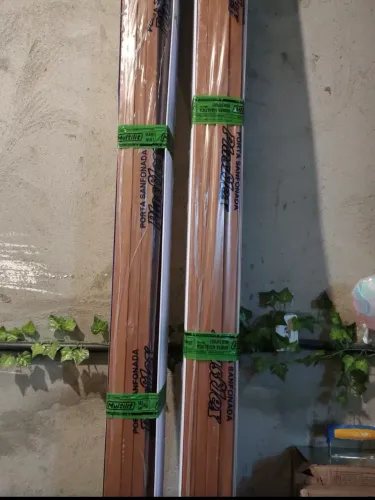 Porta sanfonada bege 0,70x2,10m, ainda fechada, não foi usada e ainda está na caixa.