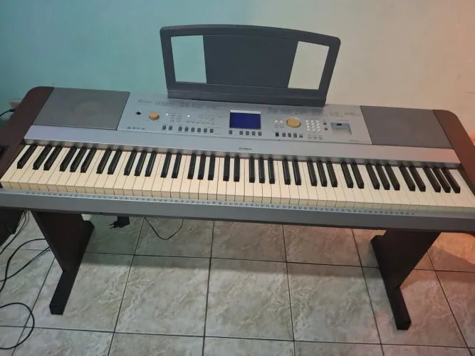 PIANO ELETRÔNICO YAMAHA - DGX 640