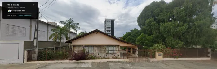 Casa com amplo terreno