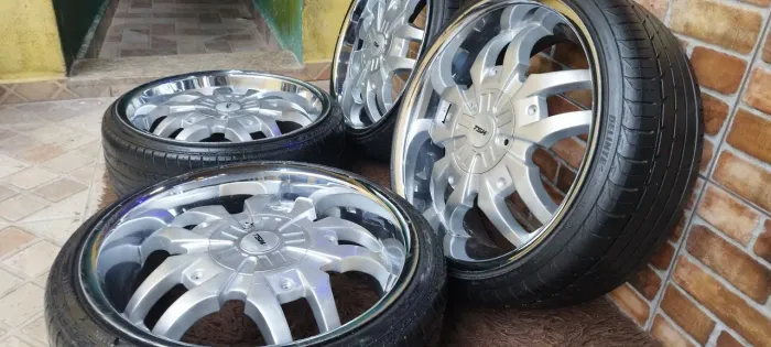 ARO 18 MUTIFUROS COM BORDA CROMADA COM PNEUS PERFIL BAIXO PRATICAMENTE NOVOS