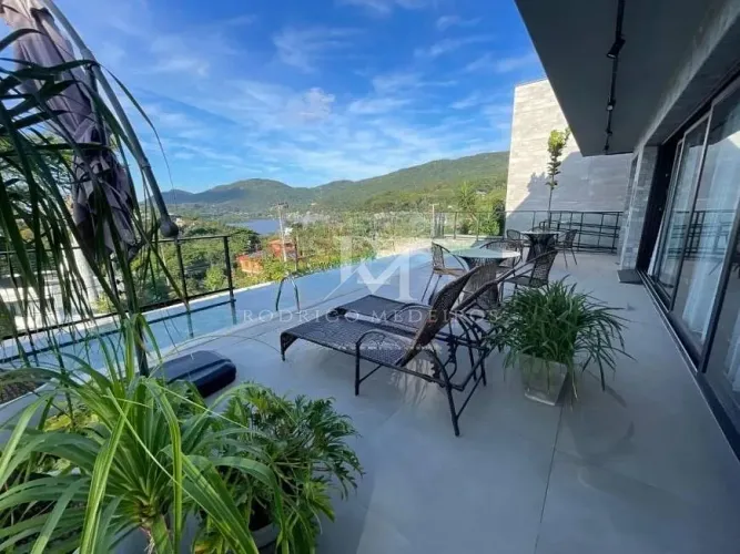 Casa em condomínio com 3 suítes na Lagoa da Conceição