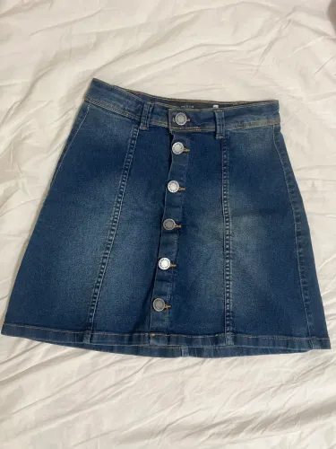 Saia cintura alta em jeans com botões TAM 36