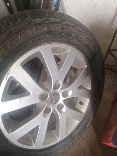 Vendo aro17 com 5 furos com pneu seminovo 