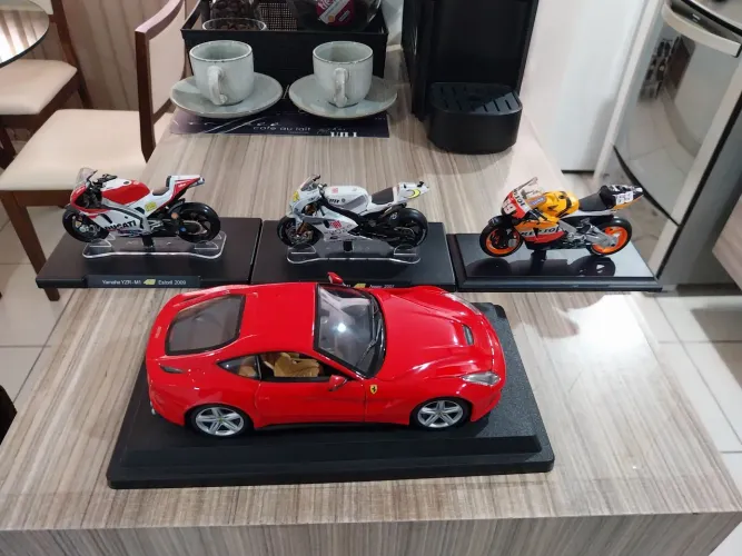 MiNIATURA FERRARI BBURAGO E MOTOS