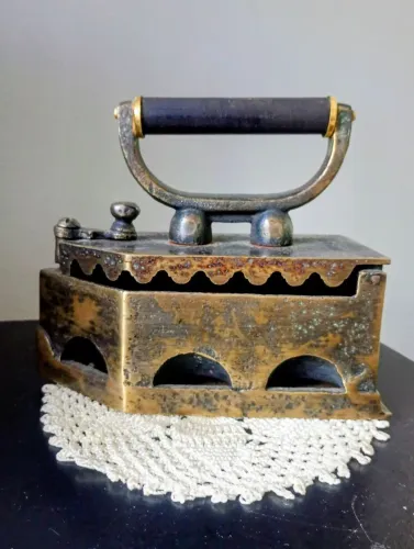 Peça decorativa estilizada/ ferro de passar roupa antigo 