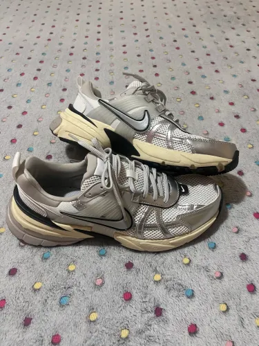 tênis nike v2k run branco e prata
