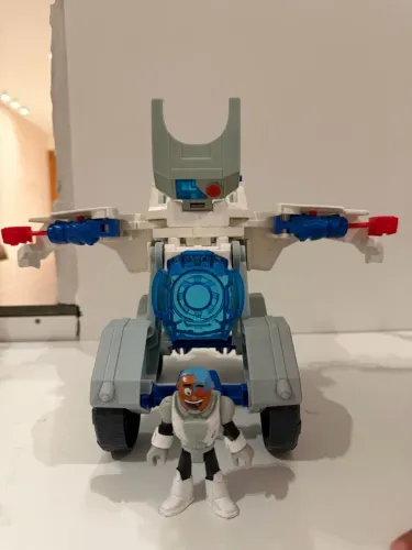 Carro e boneco Cyborg Jovens Titans Imaginext