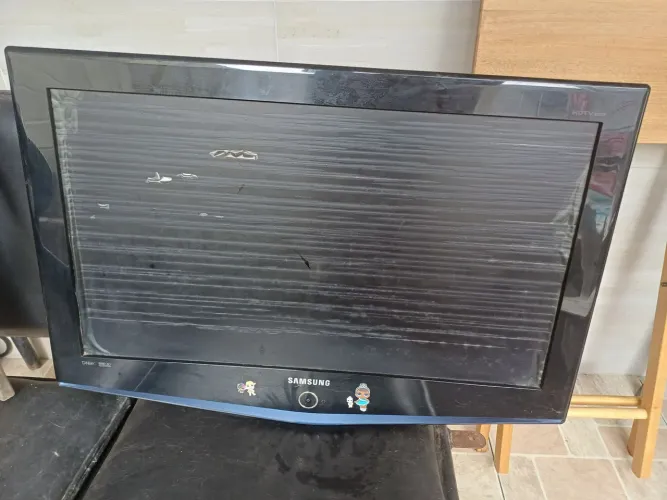 Vendo TV 32 serve como monitor pc usada mas funciona normal 