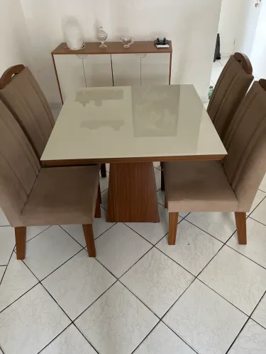 Mesa de jantar com cadeiras