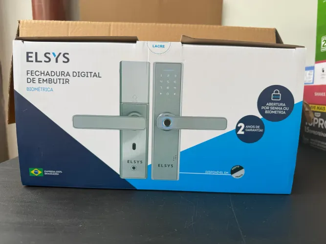 Fechadura digital com biometria. Nova.