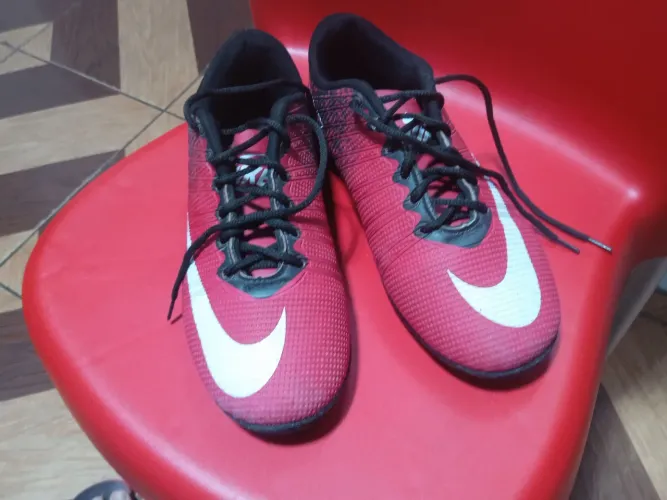 Chuteira da Nike do CR7 vermelho tamanho 40/41