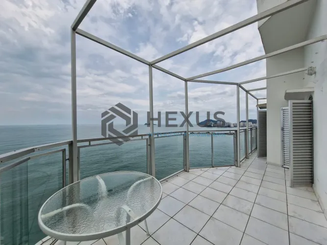 Apartamento reformado frente mar com varanda na Praia das Pitangueiras, Guaruja