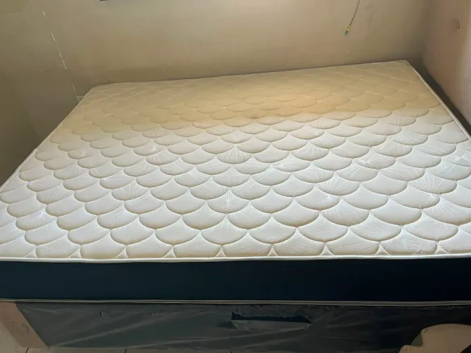 Cama semi-nova