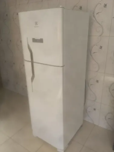 Geladeira Electrolux frete grátis muito nova