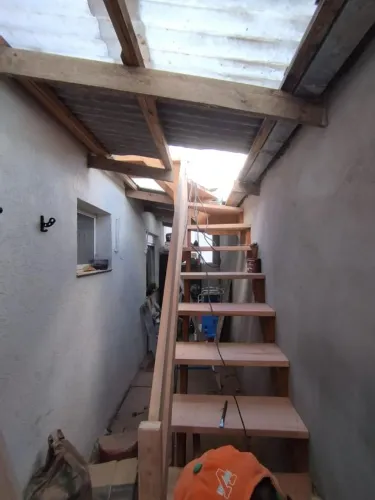 Escada de madeira 3x1,5m