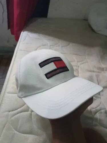 Boné da Tommy usado um pouco desbotado
