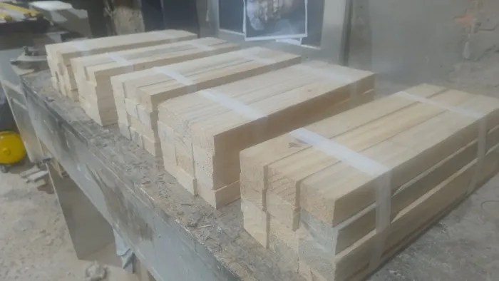  Sarrafos de madeiras medindo 40cm de comprimento,por 03cm de espessura,por 05cm de largu 