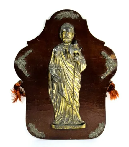 Antigo adorno metal dourado em placa madeira representando São Judas Tadeu*