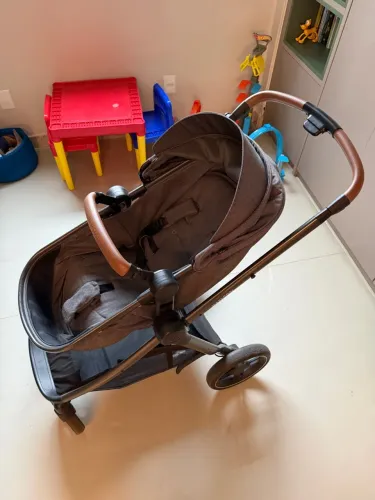 Carrinho de bebê Maxi Cosi Eva 3 + bebê conforto + base