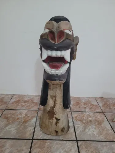 Carranca feita em madeira única 