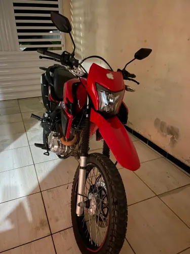 Vendo uma moto SHI 175 vermelha 2 dono 14,500