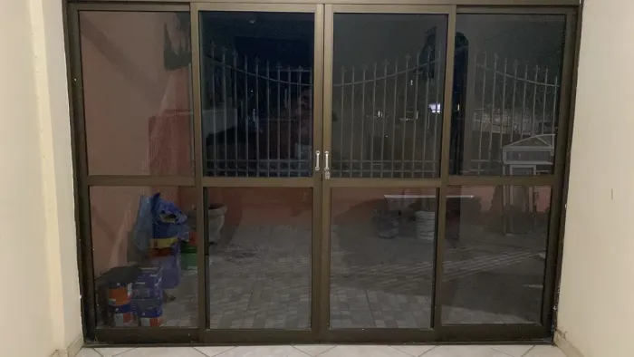 Porta de Vidro com Estrutura de Alumínio - À Venda