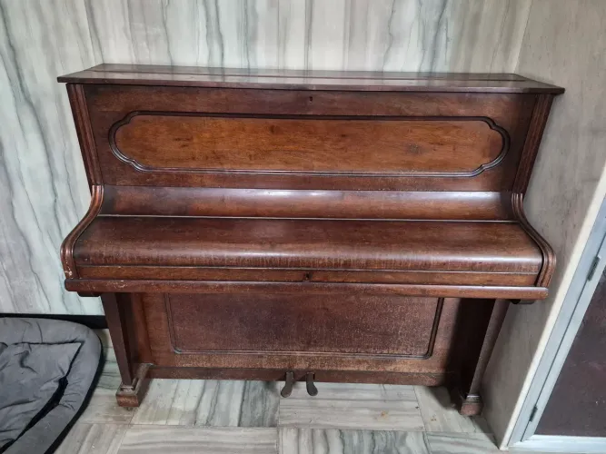 Piano estudante bem conservado