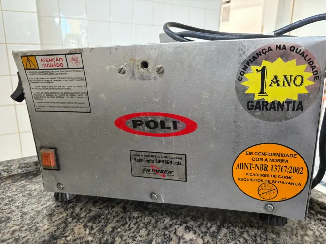 Picador/moedor de carne profissional POLI Boca 22, com estrutura em aço inox