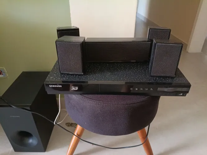 Vendo Home Theater 5.1 Canais com Blu-ray 3D da Samsung.