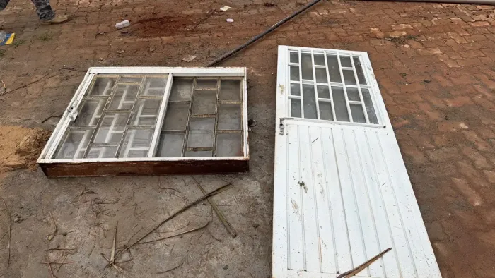 Vendo janela e porta de ferro