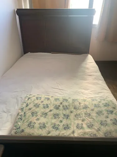 CAMA CASAL ANTIGA COM CABECEIRA DE MADEIRA
