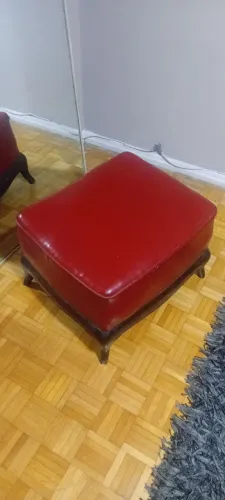 Puff Vintage em Couro Legítimo Vermelho + Madeira