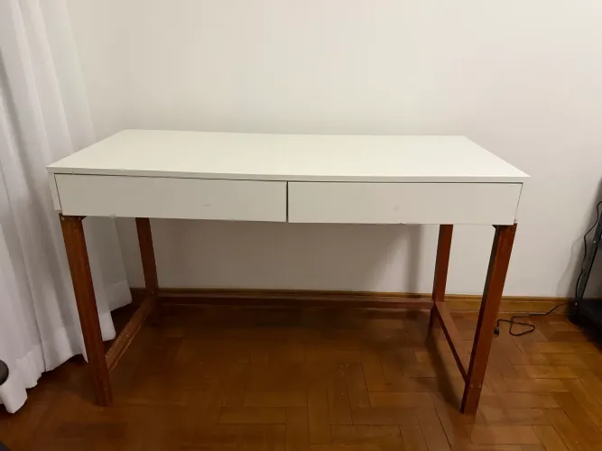 Escrivaninha branca