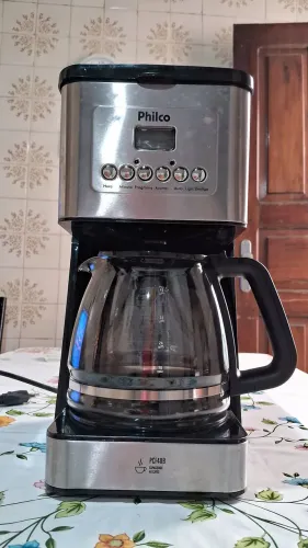 Cafeteira  elétrica com capacidade  para 40 cafés 