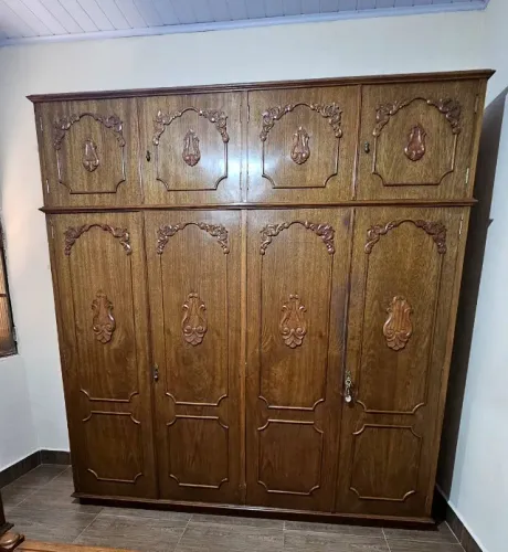 Guarda-roupa em madeira cerejeira