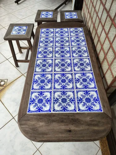 Mesa de centro com 3 bancos de madeira maciça