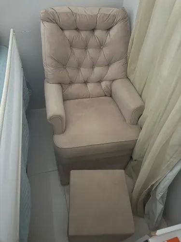 Vendo Cadeira de Amamentação com Balanço - Semi-Nova