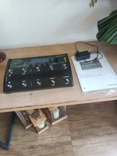 Pedaleira de voz TC Helicon Xtreme 3
