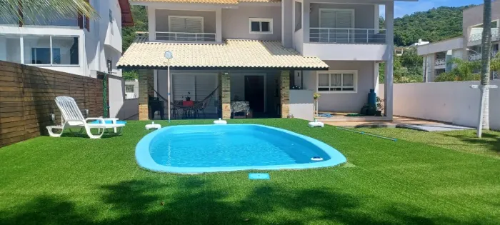 Casa na Praia Brava a 200 m do mar - 5 quartos, piscina e churrasqueira