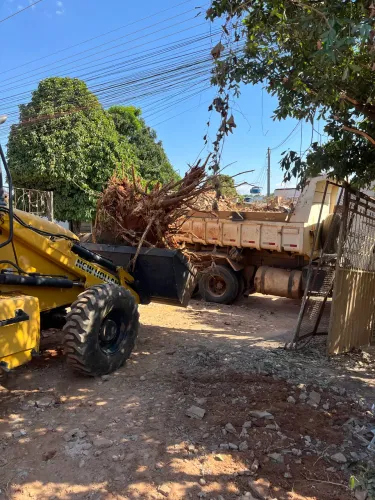 Aluguel de retroescavadeira e bobcat.