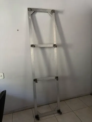 Estrutura de alumínio com rodízios para Guarda-roupa 
