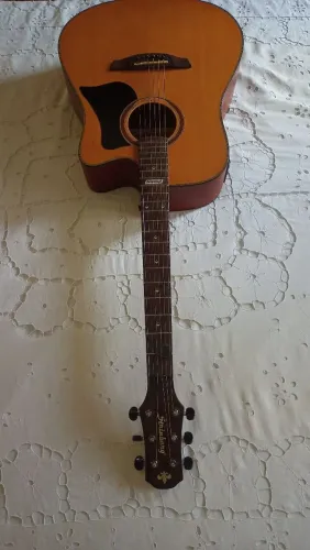 Vende-se um violão