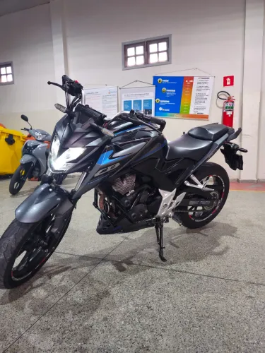 CB300F exclusiva
