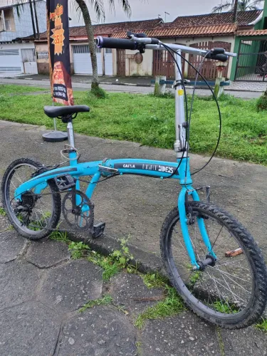 Bicicleta aro 20 com regulagem de altura no banco e no guidão serve para criança ou adulto