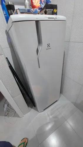 Geladeira Electrolux RE31 com degelo prático