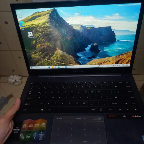 Notebook positivo com careegador